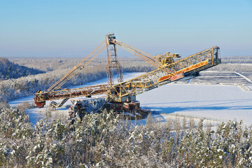 Meuro Schaufelradbagger im Winter im Lausitzer Seenland - Meuro rotary excavator in Lusatian Lake District in winter - 702457324