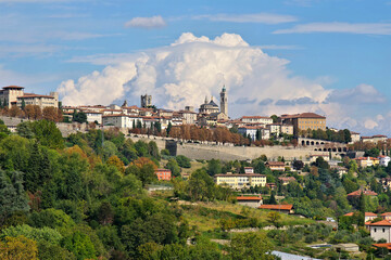 Blick auf die Stadt Bergamo in Italien - View of the city of Bergamo in Italy - 702457576