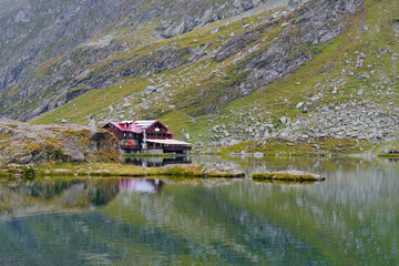 der Balea-See in den Karpaten an der Transfagarasan Straße, Rumänien - Lake Balea in the Carpathians on the Transfagarasan Road - 702457591