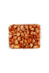 Gewürfeltes Hähnchenfilet auf weißem Hintergrund angeordnet