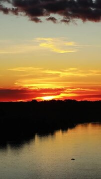 p&ocirc;r do sol no rio Miranda na cidade de Corumb&aacute;, regi&atilde;o do Pantanal Sul, Estado do Mato Grosso do Sul, Brasil