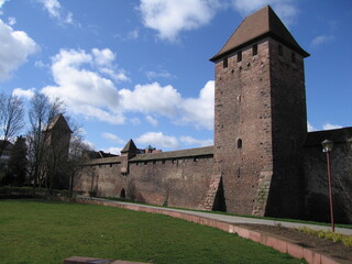 Fototapeta na wymiar Mittelalterliche Stadtmauer mit Wehrturm in Worms