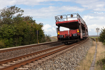 Fototapeta premium Autoreisezug auf dem Weg von Westerland, Sylt Richtung Hindenburgdamm und Niebüll