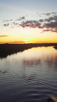 p&ocirc;r do sol no rio Miranda, na cidade de Corumb&aacute;, regi&atilde;o do Pantanal Sul, Estado do Mato Grosso do Sul, Brasil