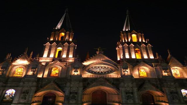 Vista a&eacute;rea del Santuario Guadalupano en Zamora, de noche con las luces prendidas. Espectacular iluminaci&oacute;n de la iglesia.