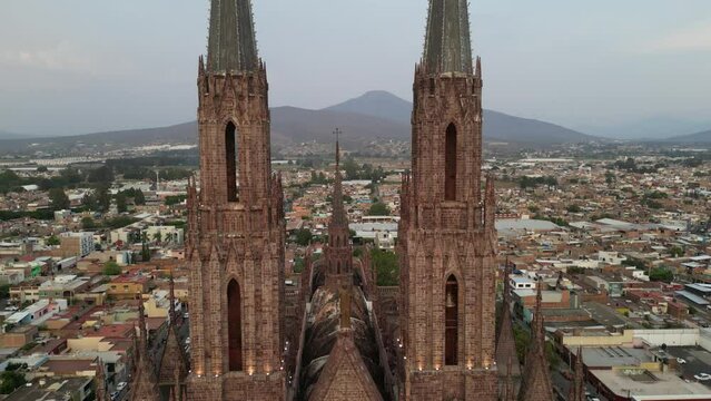 Vista a&eacute;rea del Santuario guadalupano de arriba hacia abajo, comenzando con las torres, se aprecia el estilo g&oacute;tico del edificio