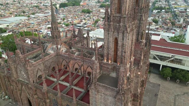 Vista a&eacute;rea dando la vuelta a la iglesia Inconclusa, santuario guadalupano. Se ven la ciudad a los alrededores