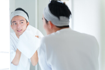 Obraz premium タオルで顔を拭く男性