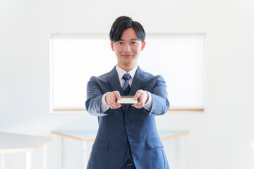 名刺交換をするビジネスパーソン