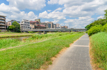 京都の鴨川沿いの道