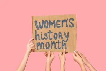 Foto op Canvas Female hands holding cardboard with text WOMEN'S HISTORY MONTH on pink background © Pixel-Shot