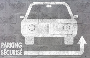 Parking, marquage sur mur de parpaings 