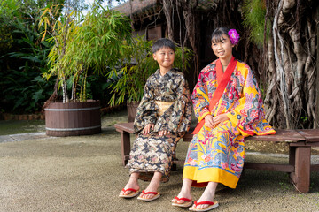 沖縄の民族衣装を着た日本人の子ども