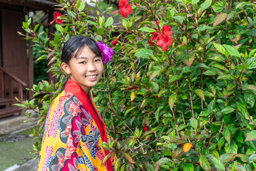 沖縄の民族衣装を着た日本人の女性