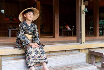 沖縄の民族衣装を着た日本人の男の子