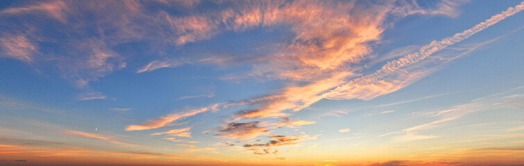 Obraz premium Beautiful summer sunset dramatic sky