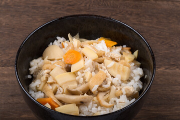 茶碗に盛ったたけのこご飯のアップ