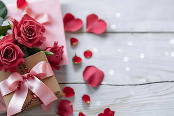 Pétalos de rosa saliendo de una carta por el día de san Valentín 