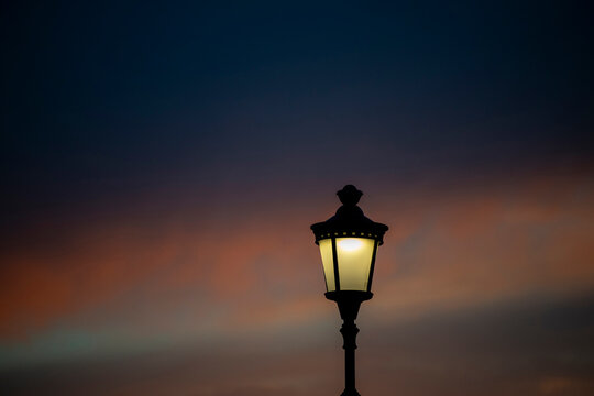 Lampadaire au lever du jour