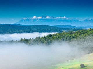 Lot nad Jastrzębikiem w mglisty poranek latem. Piękny krajobaz z widokiem na Tatry. - obrazy, fototapety, plakaty