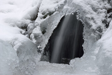 Beautiful icicles and snow near the creek - obrazy, fototapety, plakaty