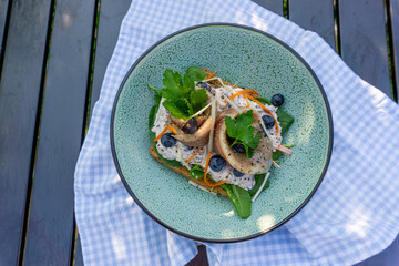 Matjes hering Rollmops mit sauce beeren von oben fotografiert auf schönen teller 