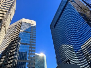 青空に映える丸の内の高層ビル群