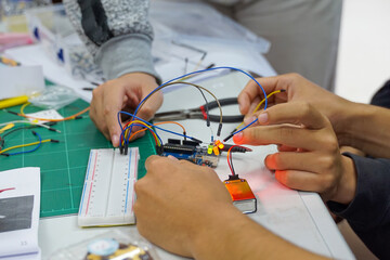 Students experiment with simple electronic circuits. Principles of traffic light circuits. Soft and...