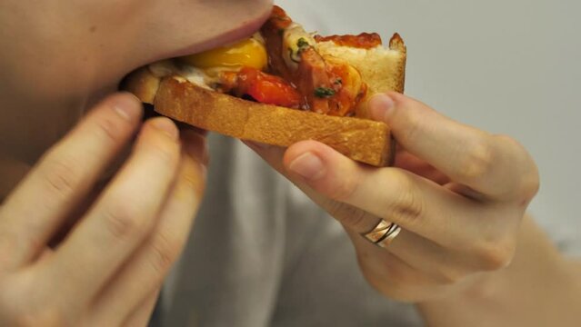 고기 라면 샌드위치를 먹는 사람의 손과 입 클로즈업 