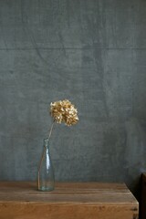 花瓶に入れたドライフラワーのあじさい