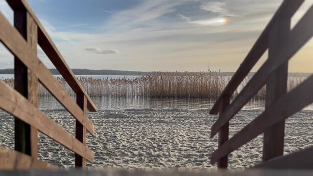 Ruch fal nad brzegiem plaży i jeziora w jesienny spokojny dzień
