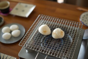 餅を網で焼いているところ