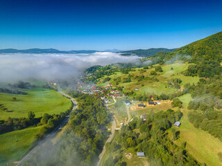 Lot nad Leluchowem rano z mgłami latem. Krajobraz letni. © rogozinski