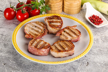 Grilled pork tenderloin with bacon