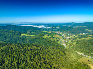 Fototapeta premium Lot nad Powroźnikiem rano z mgłami latem. Letni krajobraz.