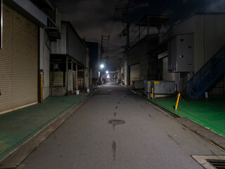 町工場が建ち並ぶ深夜の通りの風景