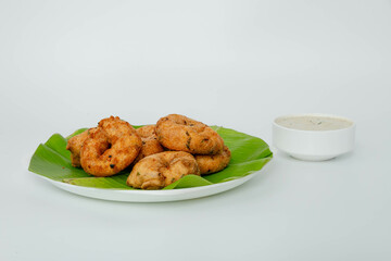 Crispy Ulundu Vadai, Treat yourself to the crunch of vadai paired with the savory kick of chutney—a match made in South Indian culinary heaven.
