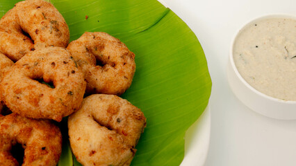 Crispy Medhu Vadai, Enjoy the crispy satisfaction of vadai, accompanied by the tantalizing taste of chutney—a South Indian sensation on your plate.