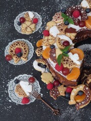 Der Marmorkuchen mit Obst und Glücksbringerplätzchen