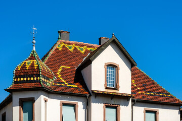 Hausdach mit farbigen Dachziegeln in Soultz-sous-Forêts - obrazy, fototapety, plakaty