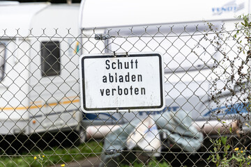 Verkehrszeichen verbietet das Abladen von Schutt