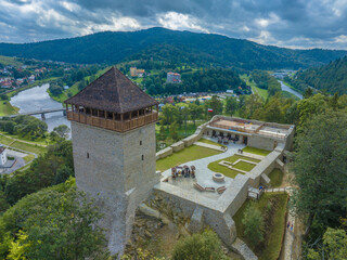 Zamek Baszta w Muszynie po renowacji jesienią. Widok na wieżę. © rogozinski