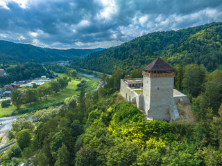 Zamek Baszta w Muszynie po renowacji jesienią. Widok na wieżę. © rogozinski
