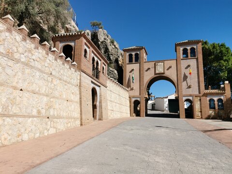 Entrada principal al pueblo de C&oacute;mares en M&aacute;laga, Andaluc&iacute;a, Espa&ntilde;a. 