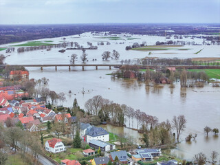 Luftbild vom Hochwasser der Weser mit der Weserbrücke in Petershagen, Nordrhein-Westfalen,...
