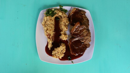 Bife de chorizo con puré de papa y batata