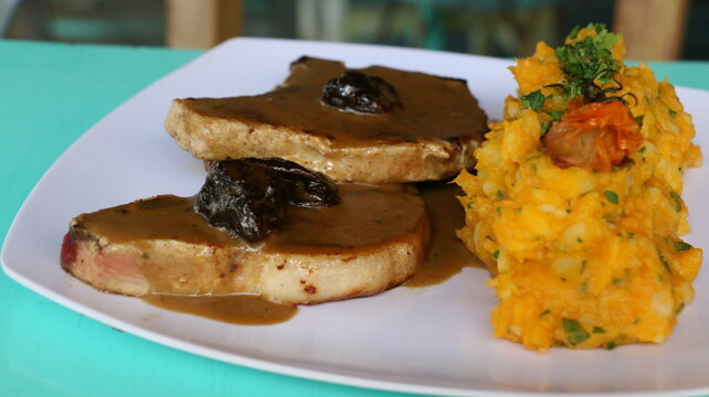 Carr&eacute; de cerdo con pur&eacute; de papa, batata y zapallo, Pork rack with mashed potatoes, sweet potato and pumpkin