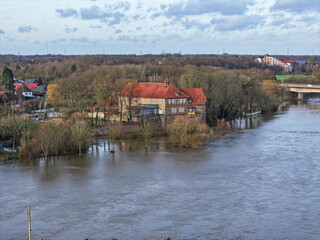 Luftbild vom Hochwasser der Weser mit dem Schloß in Petershagen, Nordrhein-Westfalen, Deutschland