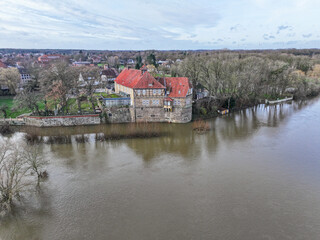 Luftbild vom Hochwasser der Weser mit dem Schloß in Petershagen, Nordrhein-Westfalen, Deutschland