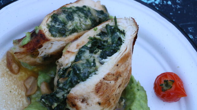 Pollo relleno con espinaca y pure de arbejas cremoso